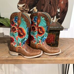 Women’s Ariat cowboy boots 9B hardly worn